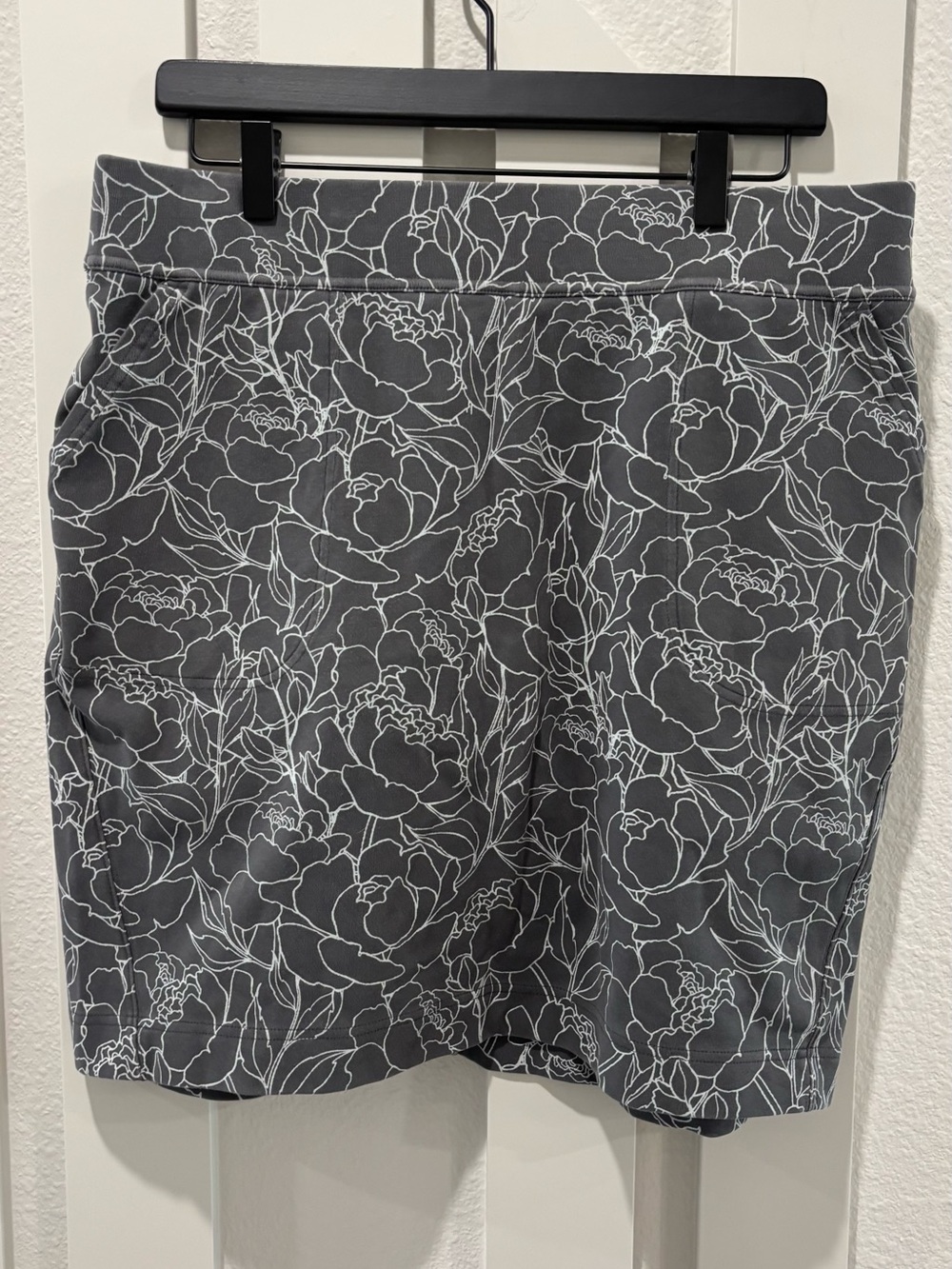 Duluth Trading Co Gray Floral Skort